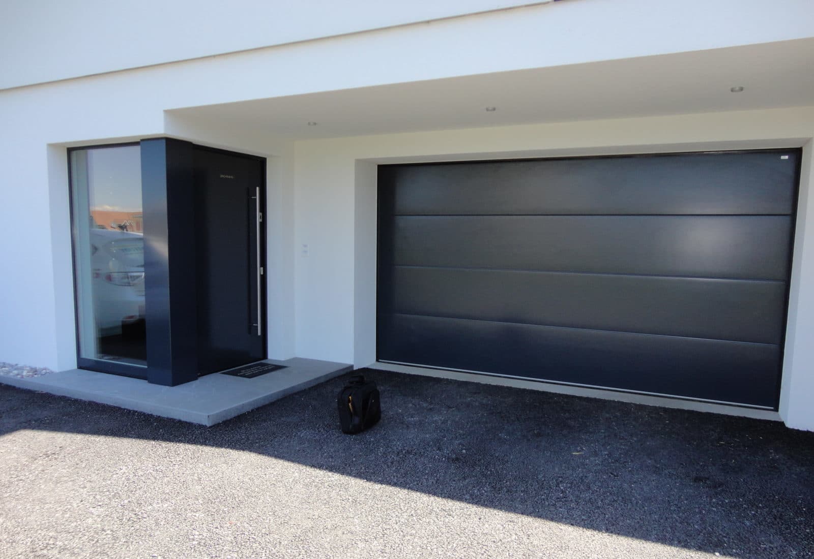 Deckensektionaltor mit Hauseingangstüre