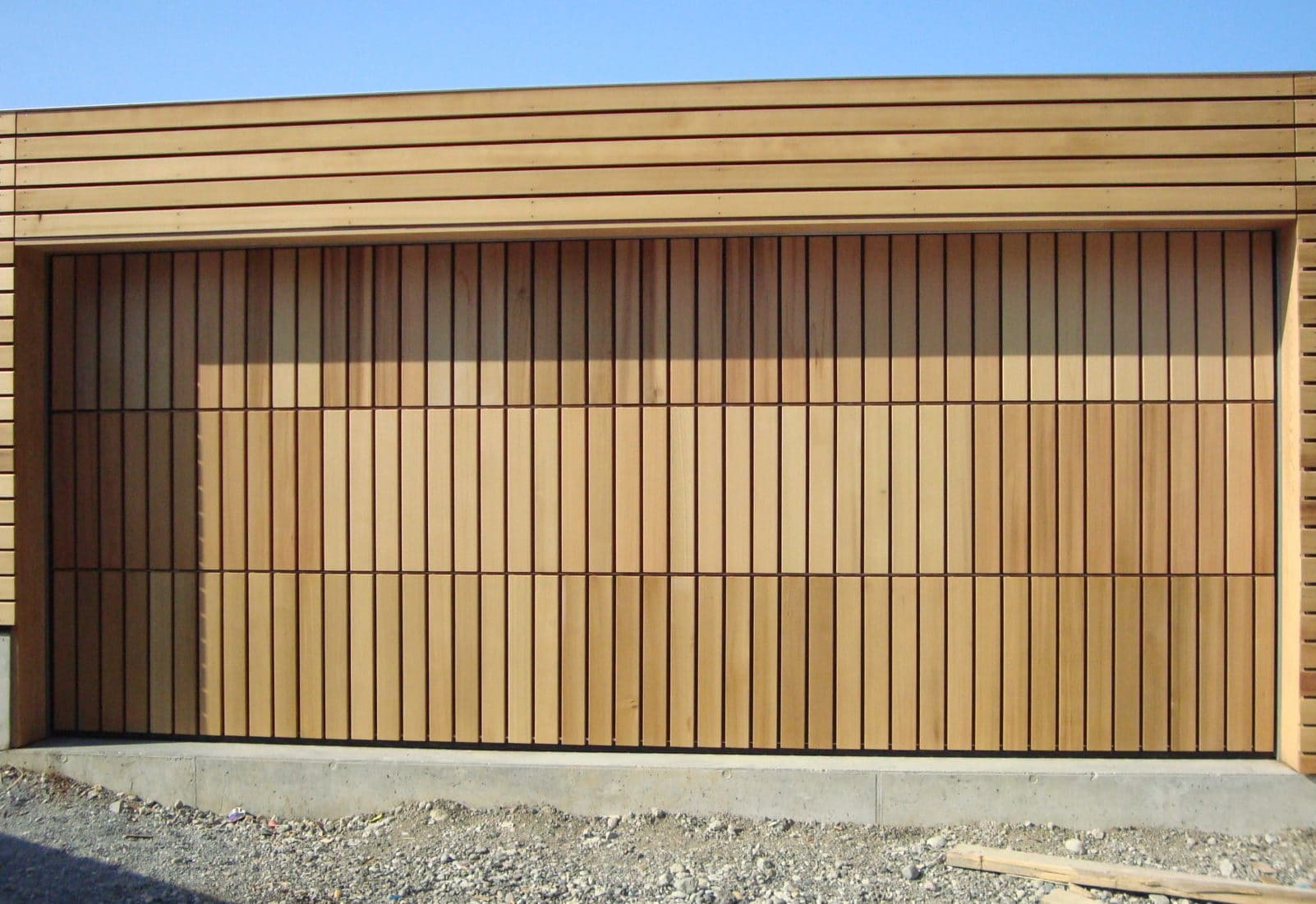 Deckensektionaltor mit Holzbeplankung