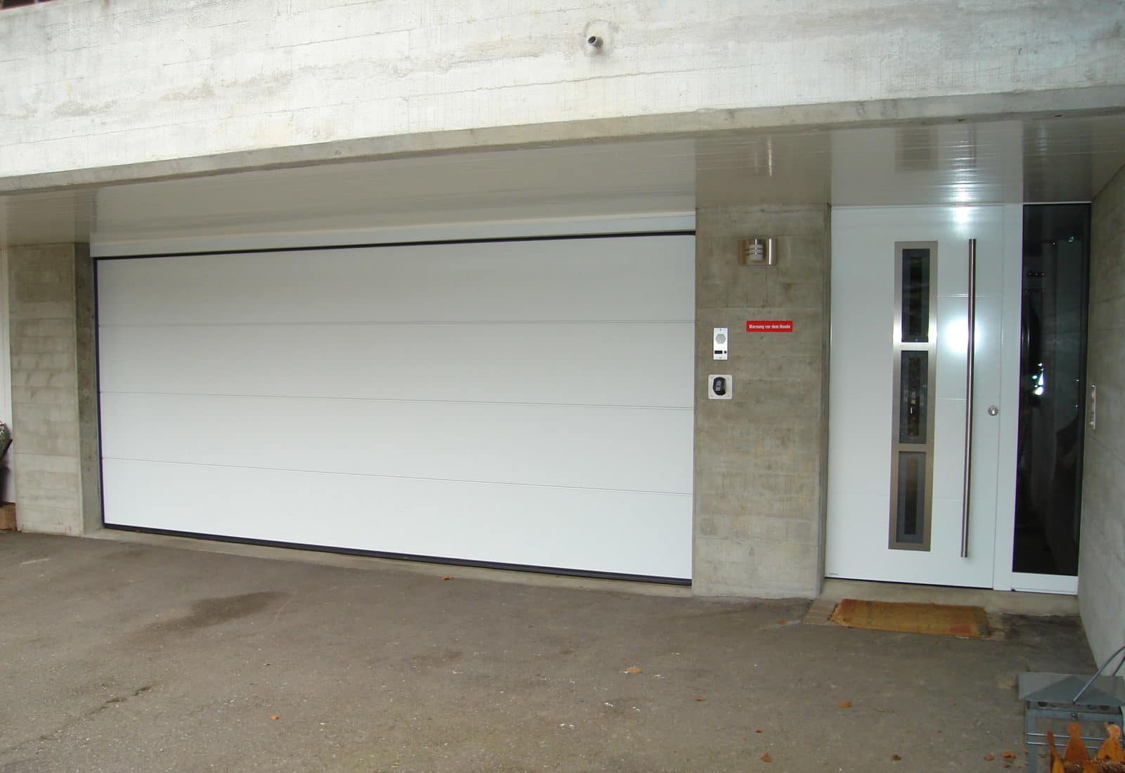 Haustüre und Garage